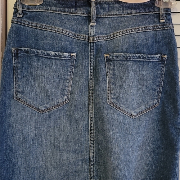 Abercrombie & Fitch Jean skirtSnaps down the front. Size 25 waist - Picture 4 of 4